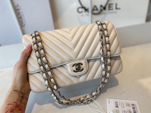 シャネルバッグレプリカ背面デザイン